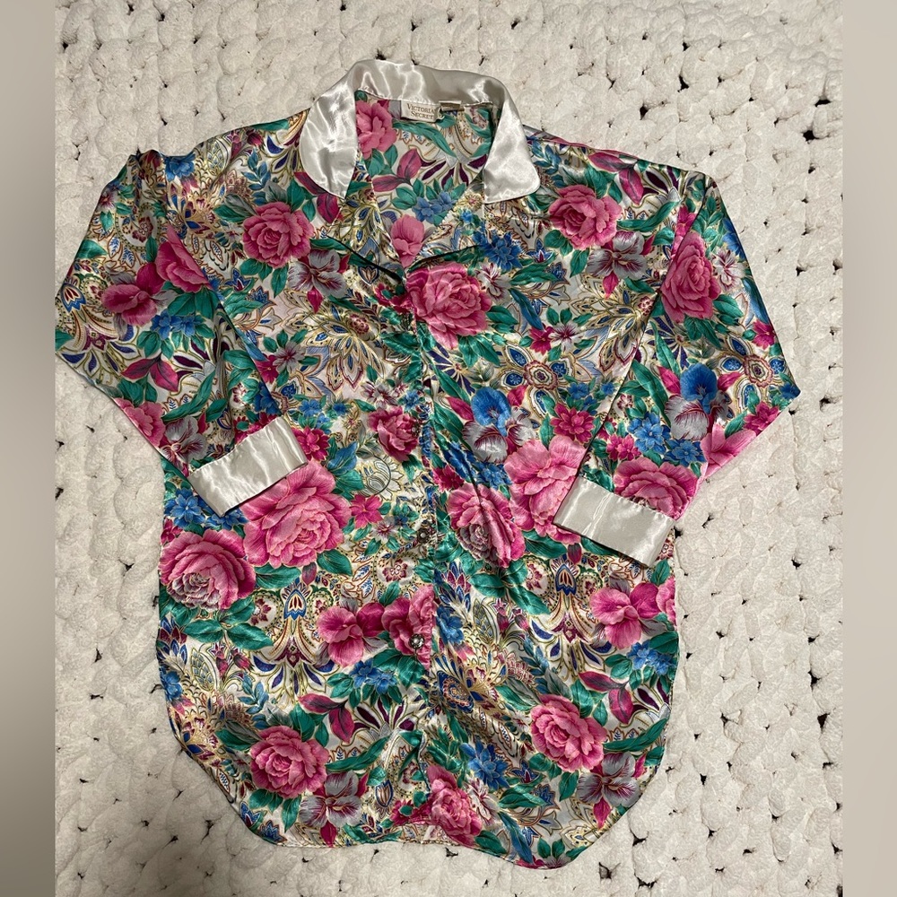 Vintage Victoria Secret m/L silk like night shirt. Floral rose print